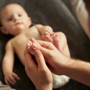 In deze online cursus leer je hoe je jouw baby kunt masseren zodat hij of zij meer ontspannen is en minder last heeft van buikkrampjes